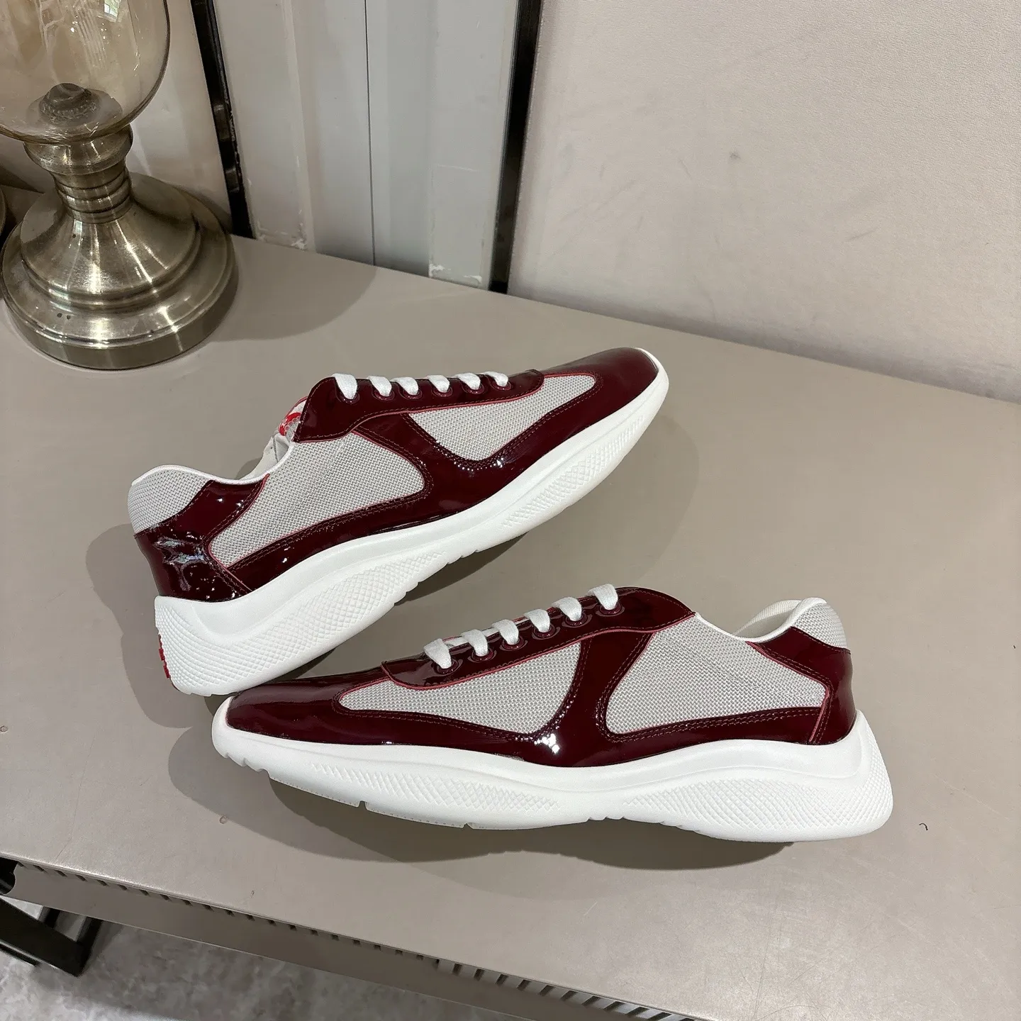👟👟Ex-factory price 520👟👟 (Top version) Prada casual sports shoes, fashionable thick-soled casual loafers, unique taste, loved by everyone and easy to control, popular every year. There is also a versatile classic shoe last, which is enough to conquer you, wear it, increase the height and casualness, simple and handsome on the feet. The fabric is imported patent leather, the inner foot pad is soft and delicate, and the breathable mesh fabric is comfortable, ip Foam mold anti-slip lightweight outsole